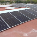 Instalación sobre techo de sistema de paneles solares